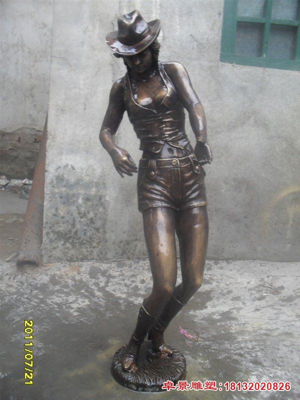 步行街女孩铜雕
