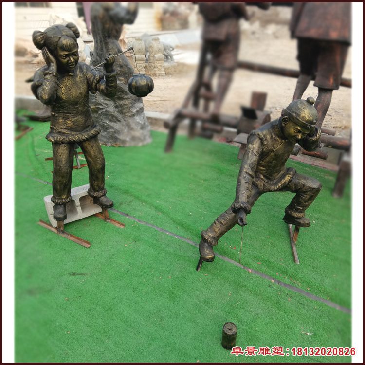 放鞭炮的古代儿童雕塑