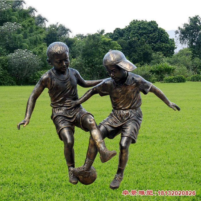踢足球的铜雕人物