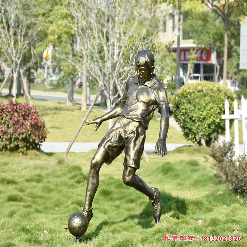 踢足球的小品人物雕塑