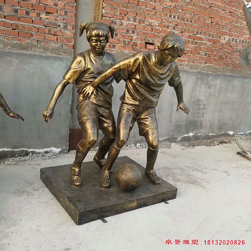 儿童踢足球雕塑