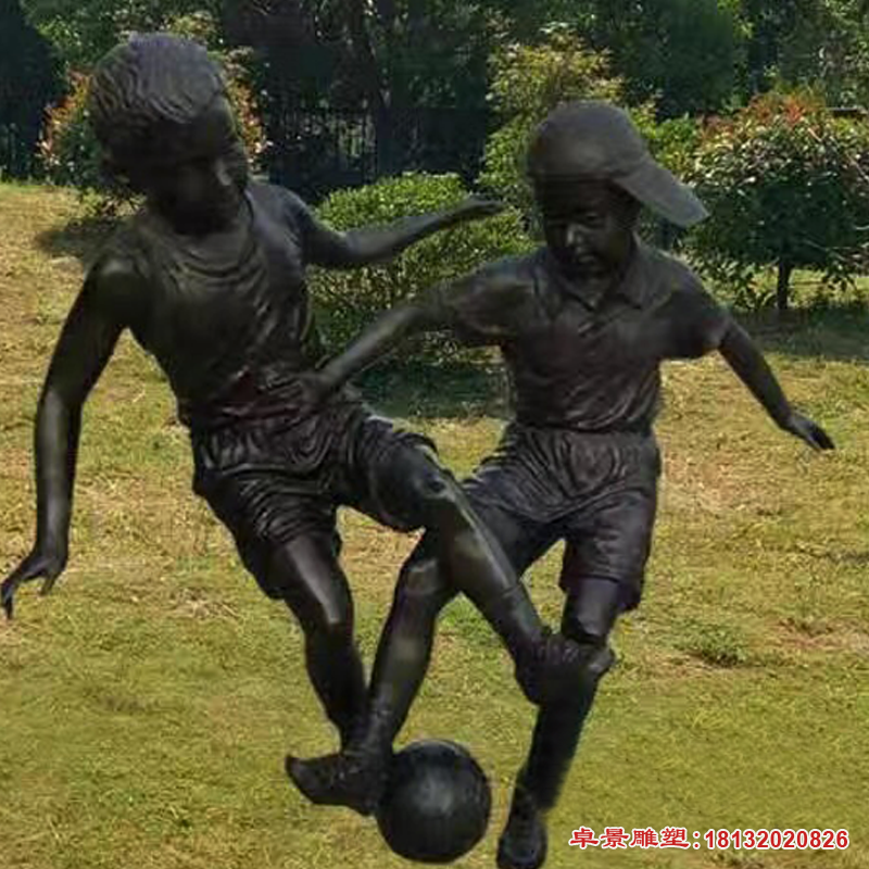 踢足球的小孩铜雕 