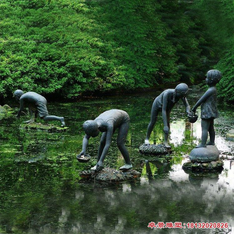 在水里干活的铜雕儿童