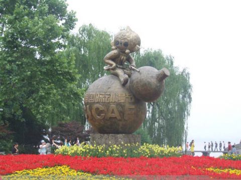 公园卡通孙悟空和葫芦铜雕