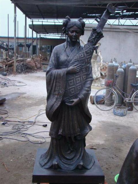 抱乐器女人铜雕
