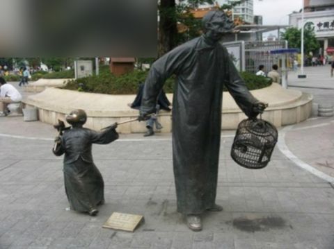 遛鸟的老人和儿童铜雕