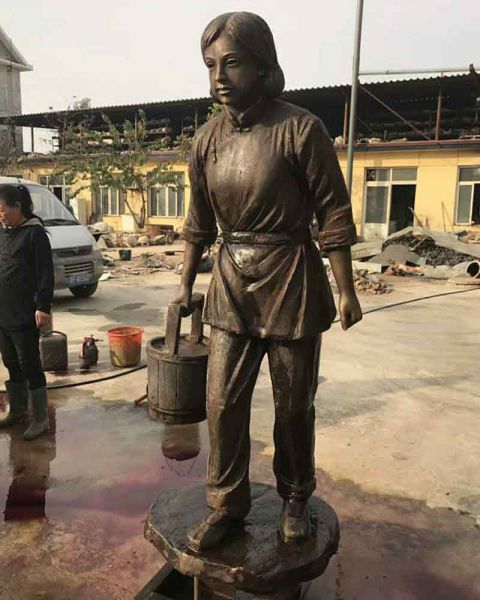 提水桶的妇女铜雕
