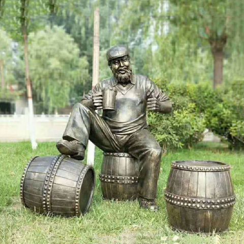坐酒桶喝啤酒的西方人物铜雕
