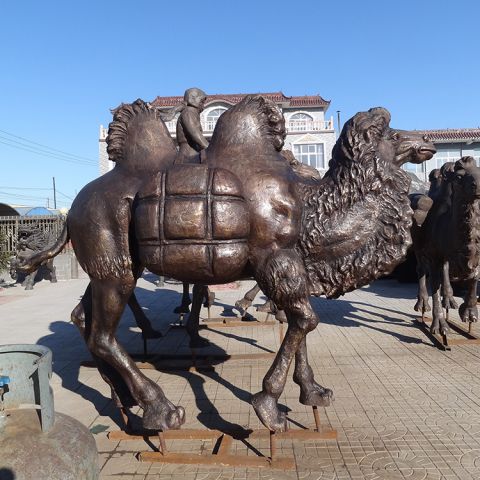 广场骆驼动物雕塑