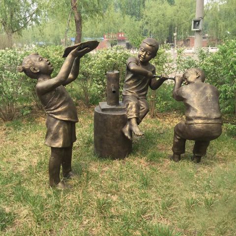 儿童玩压水机雕塑