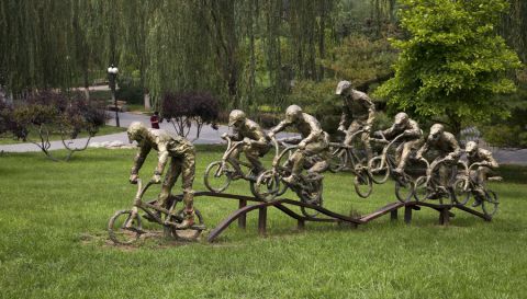 骑自行车铜雕