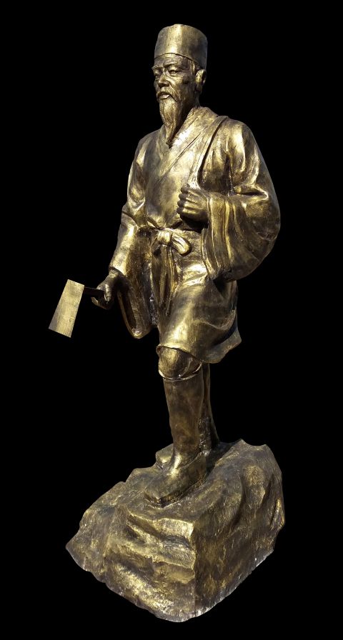 黄铜锻造的古代背箩筐的采药人铜雕像