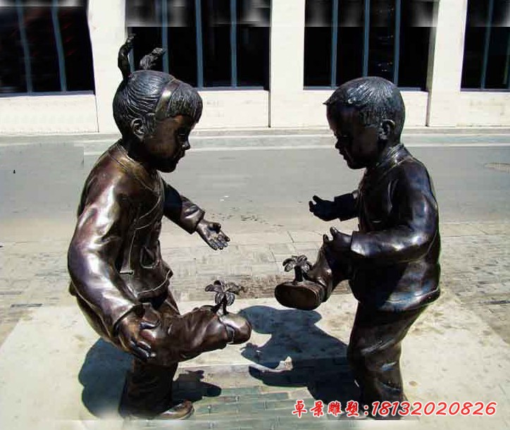 儿童斗鸡铜雕
