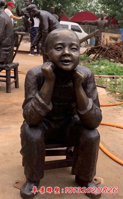 蹲坐的孩童石雕像