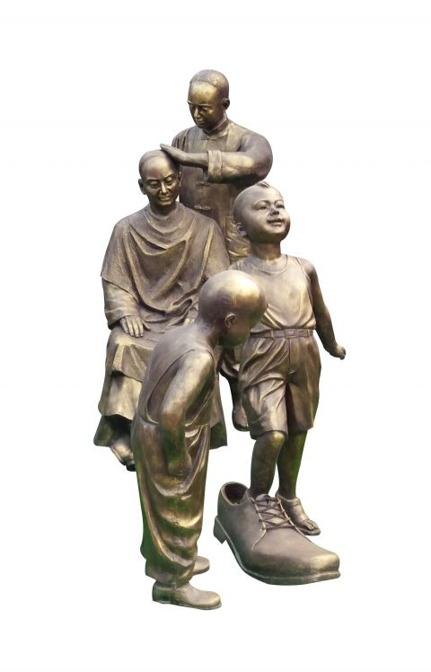 小孩穿大鞋 剃头铜雕像