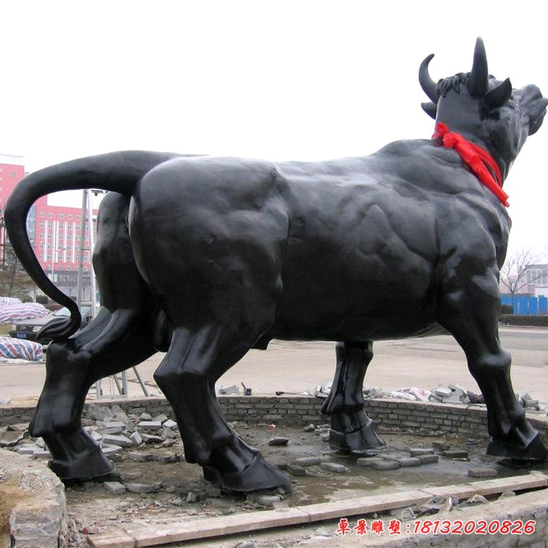 昂头的铜雕水牛
