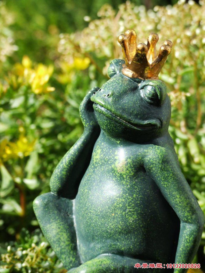 戴皇冠的卡通青蛙铜雕
