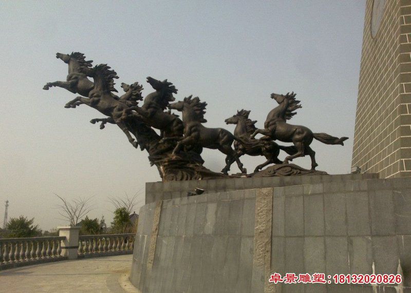 广场奔跑的八匹马铜雕