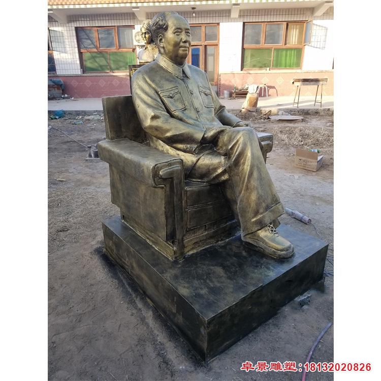 坐着的毛主席雕塑