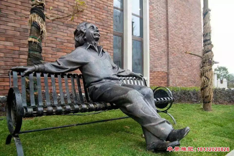铜雕爱因斯坦