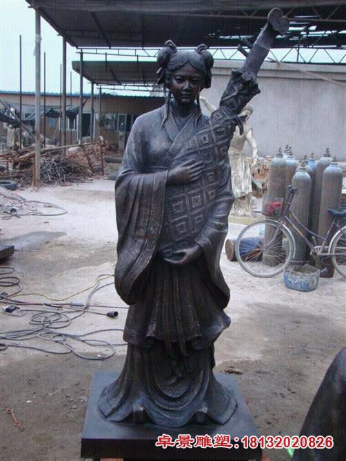 抱乐器女人铜雕