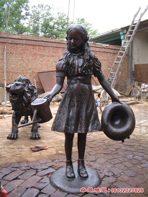 浇花的小女孩铜雕