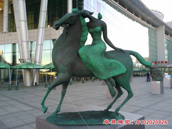 街边抽象骑马的女孩铜雕 