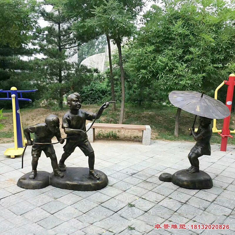 打伞玩水的儿童雕塑