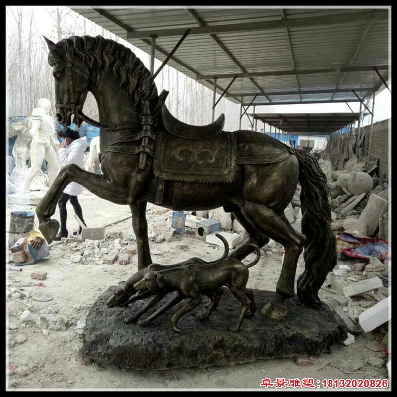 戴马鞍的马铜雕