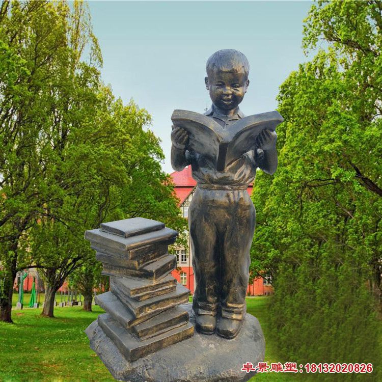 读书的小男孩雕塑