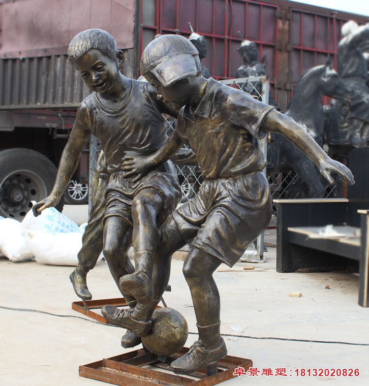 踢足球的人物铜雕 