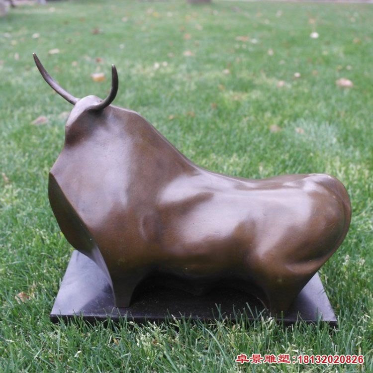 抽象动物牛雕塑