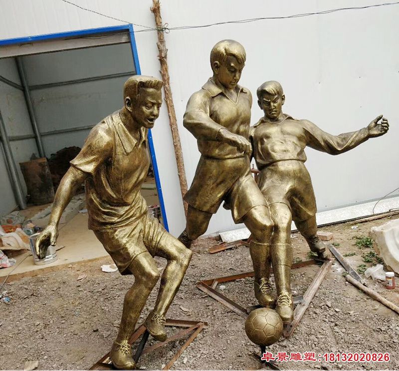 踢足球的铜雕人物