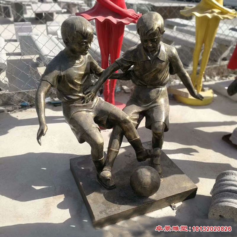 踢足球的儿童雕塑