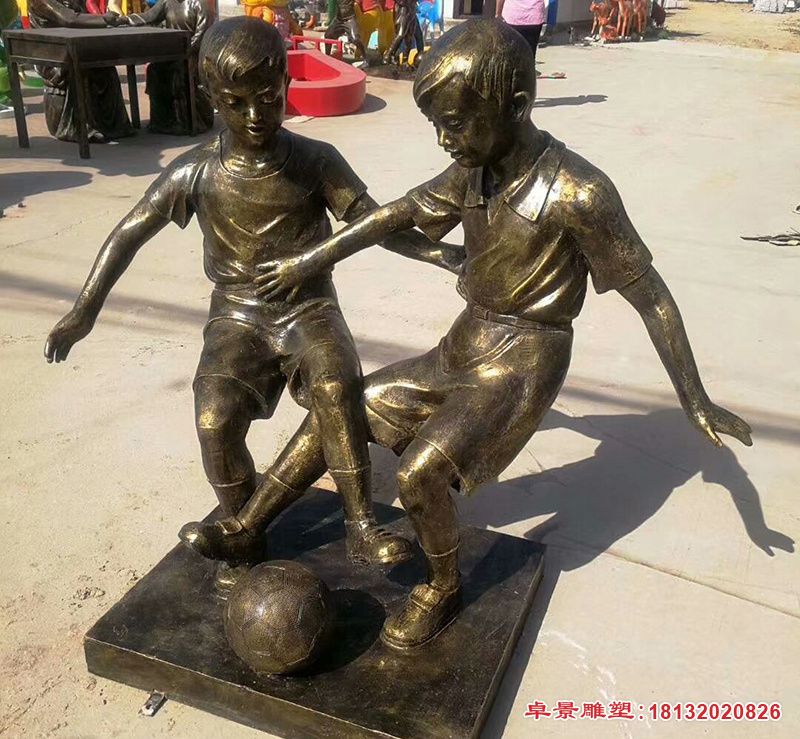 儿童踢足球铜雕