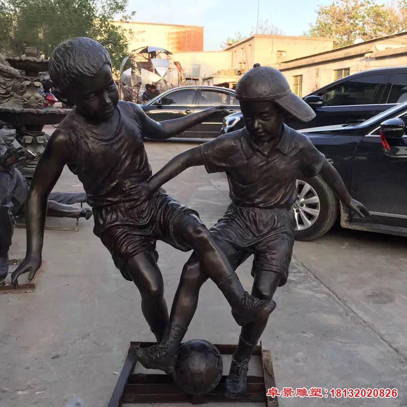 踢足球的小孩铜雕