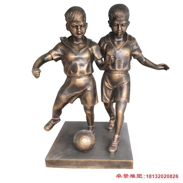踢足球的小男孩铜雕