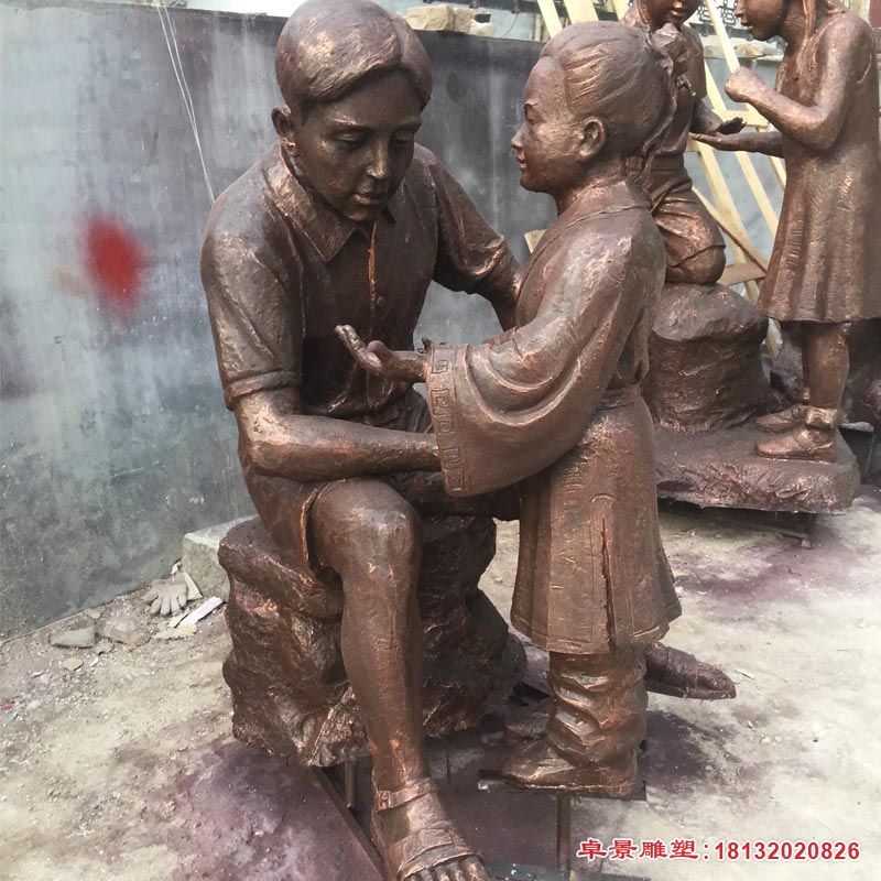 现代男人和古代小孩铜雕