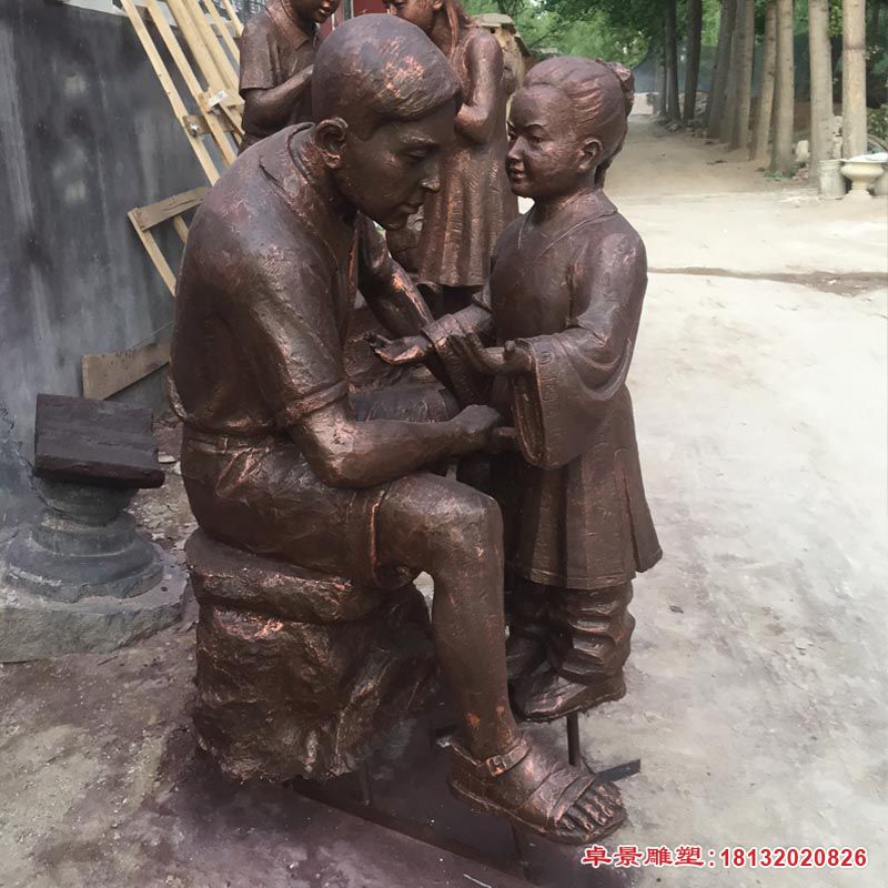 现代男人和古代小孩雕塑