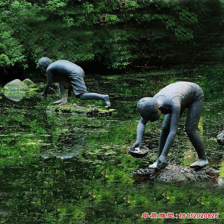 在水里干活的儿童铜雕