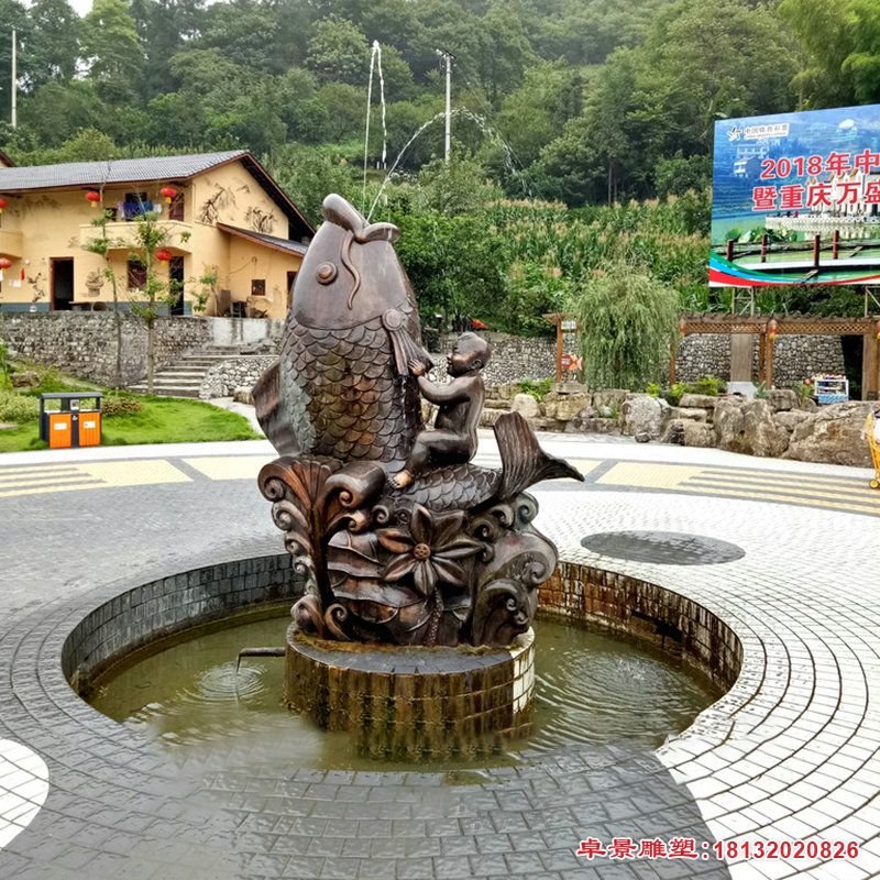 骑在鲤鱼喷泉背上的儿童铜雕