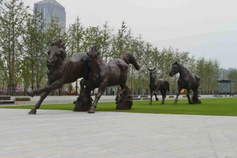 铜雕奔跑的马