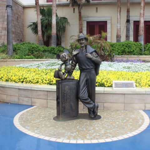 华特迪士尼和米老鼠铜雕