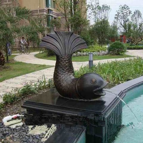 公园喷水鲤鱼铜雕