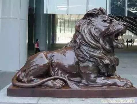 趴着的狮子铜雕
