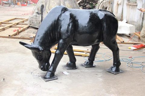牛吃草铜雕