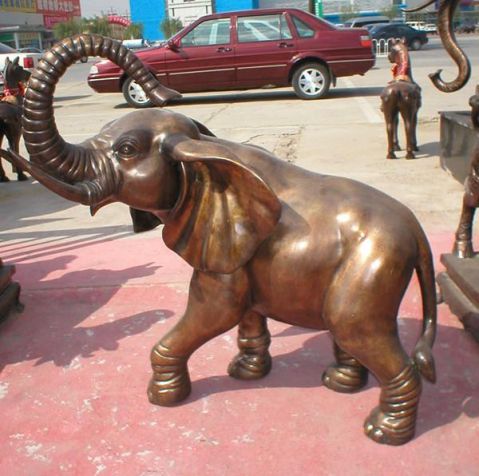 铜雕长鼻大象