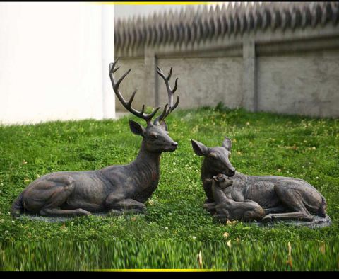 小鹿一家雕塑