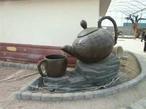 茶壶和茶杯铜雕