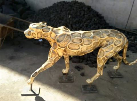 金钱豹抽象铜雕